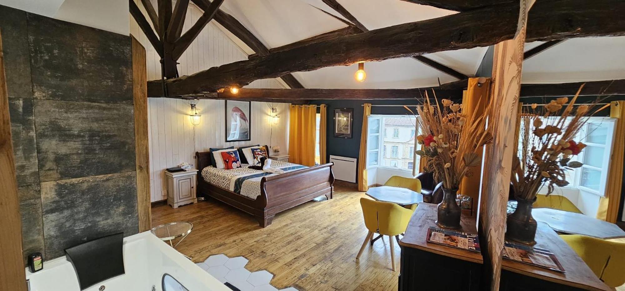Suite Penthouse Romantique, Confolens, Charente Exteriör bild